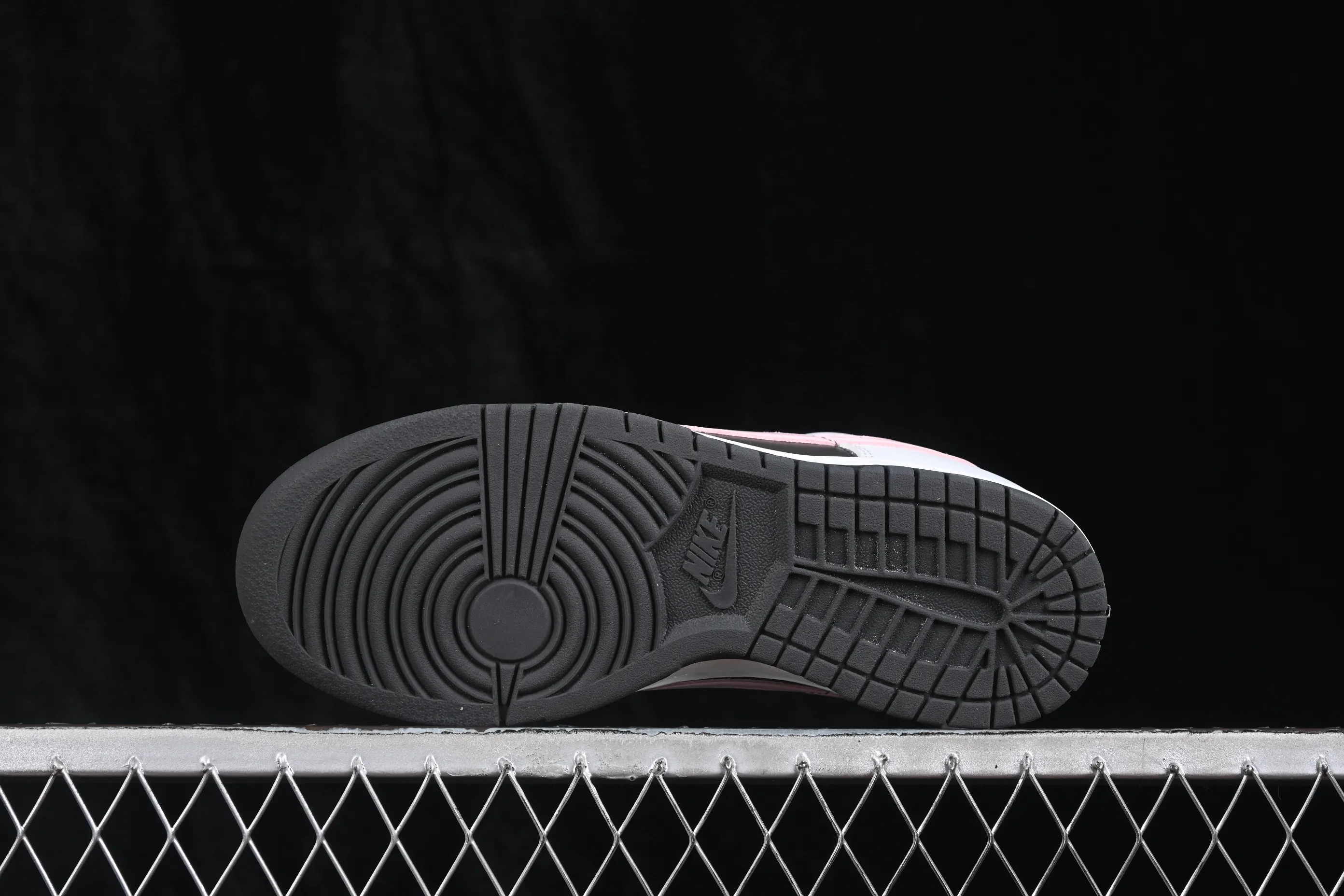 All categories Nk SB Dunk series Nk SB Dunk Low low-top sneakers Nike SB Dunk Low white, black and pink low-top casual sneakers IB8510-100